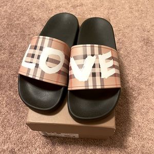 Burberry Love Print Vintage Check Slides